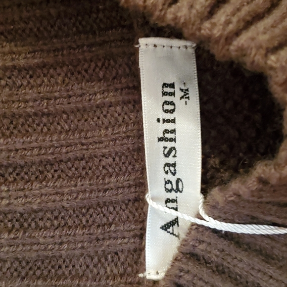 NWT Mock turtleneck cold shoulder sweater - Picture 3 of 5